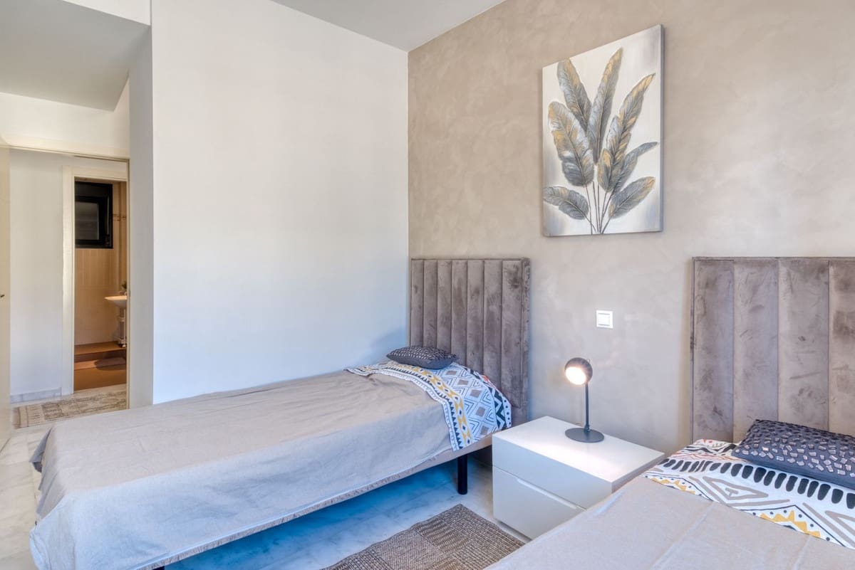 Apartamento de 2 habitaciones en Estepona en alquiler con piscina garaje - 1.950 € (Ref: 9500638)