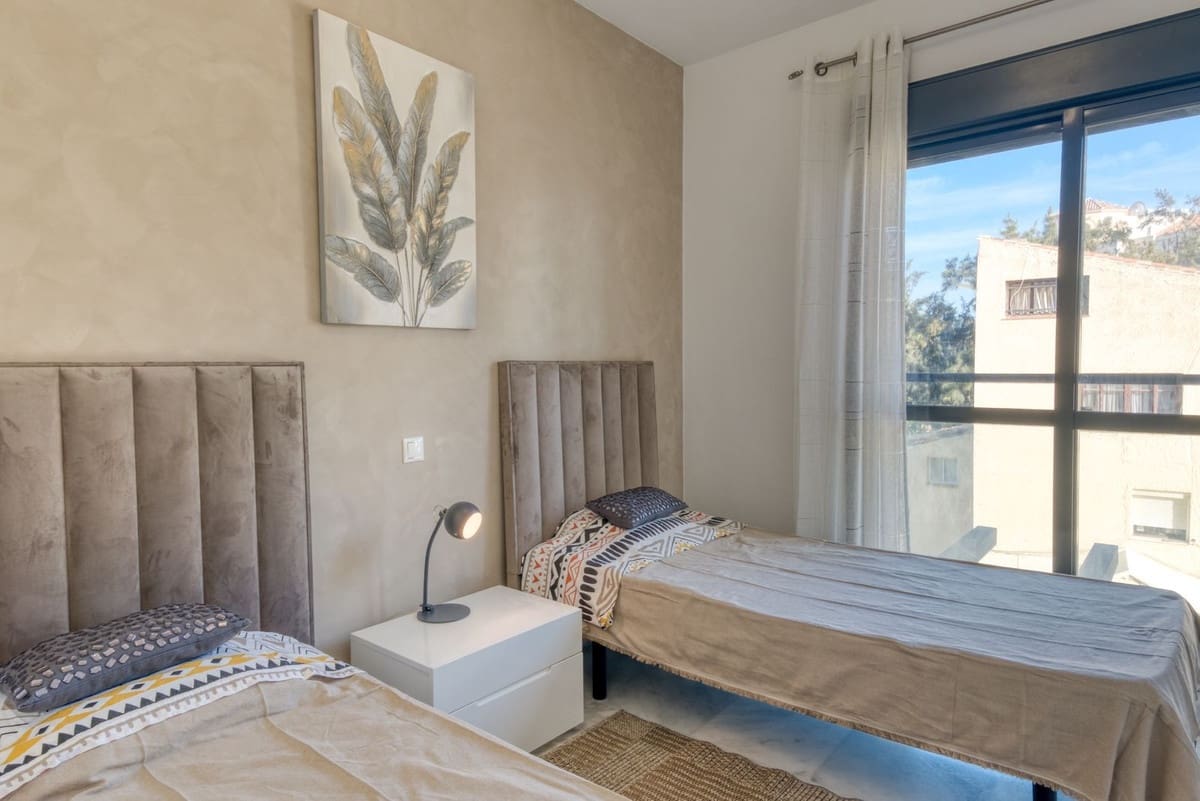 Apartamento de 2 habitaciones en Estepona en alquiler con piscina garaje - 1.950 € (Ref: 9500638)