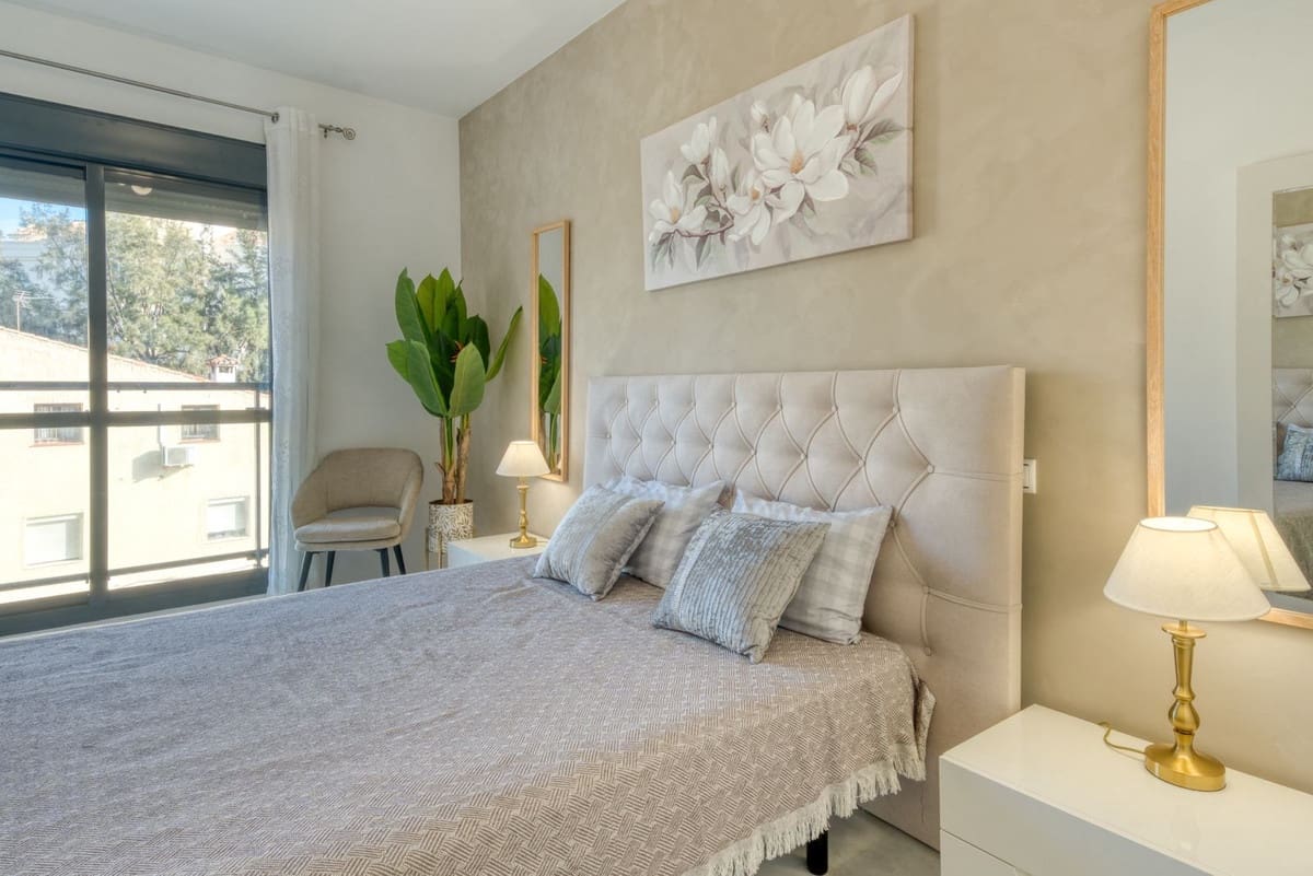 Apartamento de 2 habitaciones en Estepona en alquiler con piscina garaje - 1.950 € (Ref: 9500638)