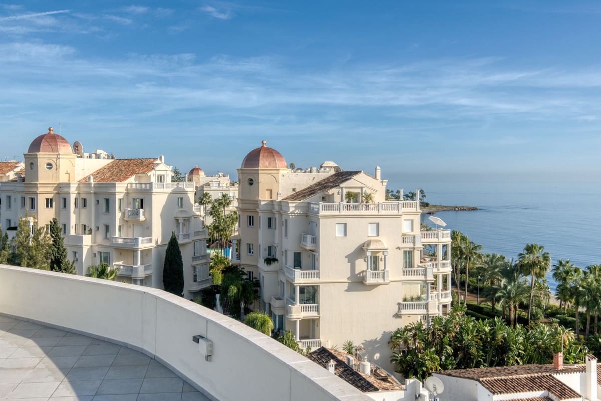 Apartamento de 2 habitaciones en Estepona en alquiler con piscina garaje - 1.950 € (Ref: 9500638)