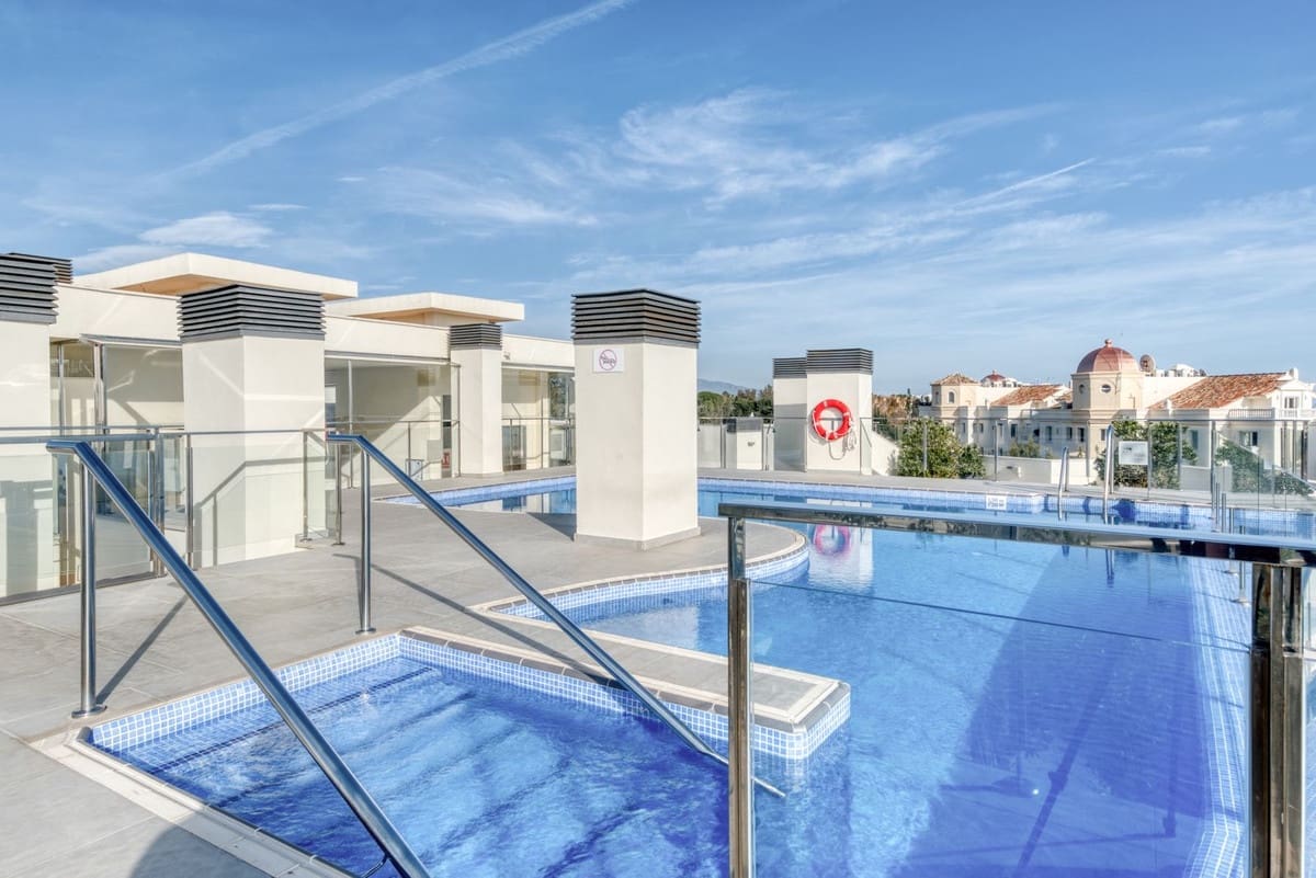 2 bedroom Apartment for rent in Estepona with pool garage - € 1,950 (Ref: 9500638)