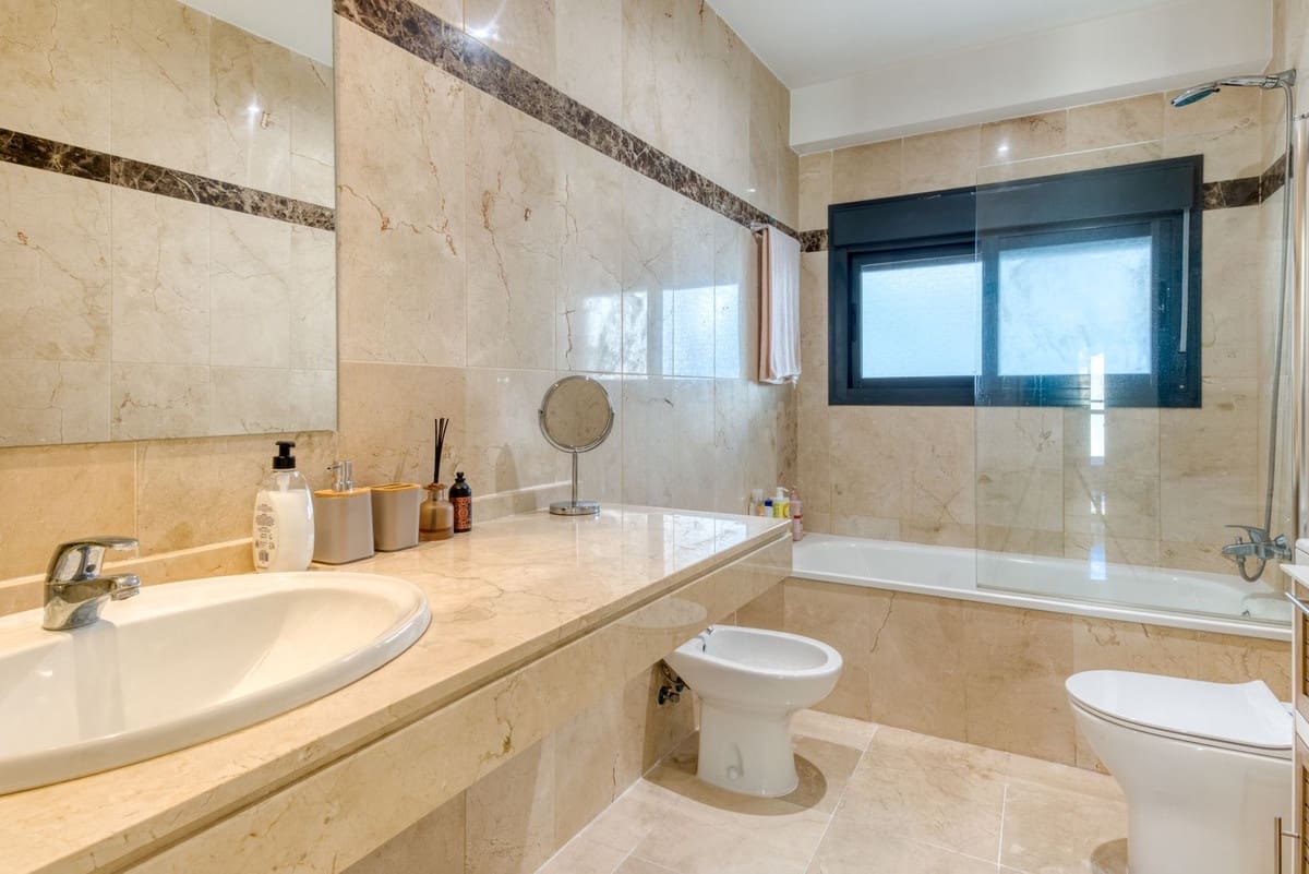 2 bedroom Apartment for rent in Estepona with pool garage - € 1,950 (Ref: 9500638)