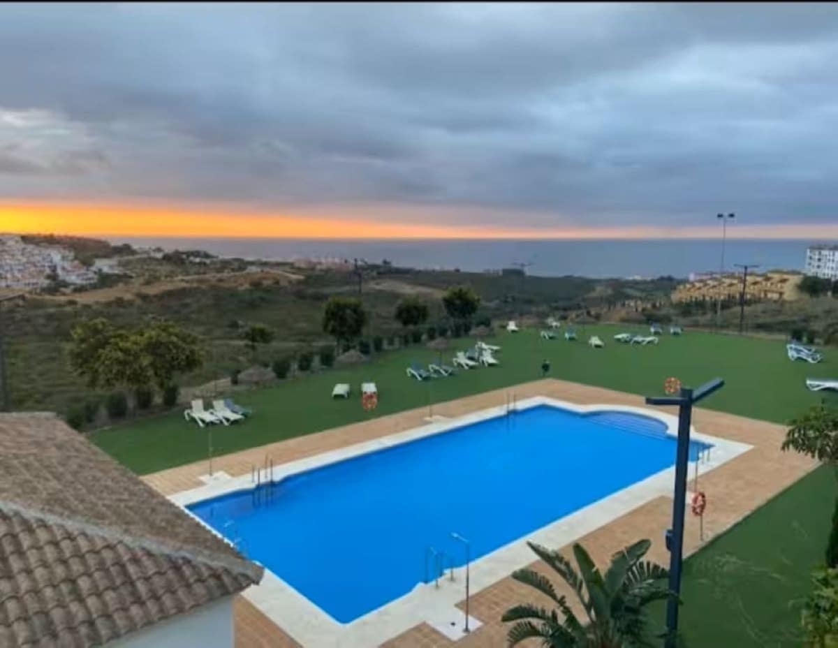 2 bedroom Apartment for rent in La Duquesa / Puerto de la Duquesa with pool garage - € 1,100 (Ref: 9500639)