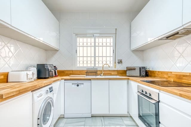 Chalet de 4 habitaciones en Bel-Air, Estepona en venta con piscina garaje - 795.000 € (Ref: 9503487)