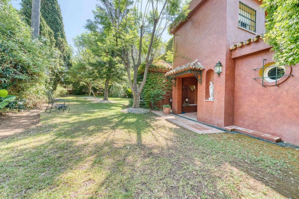 Chalet de 6 habitaciones en Nueva Andalucia en venta con piscina garaje - 2.795.000 € (Ref: 9506476)