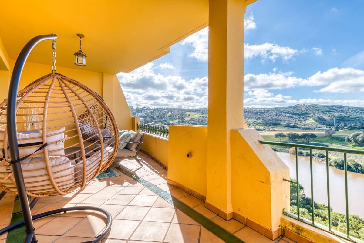 2 soverom Leilighet til salgs i Sotogrande med svømmebasseng garasje - € 449 000 (Ref: 9516556)