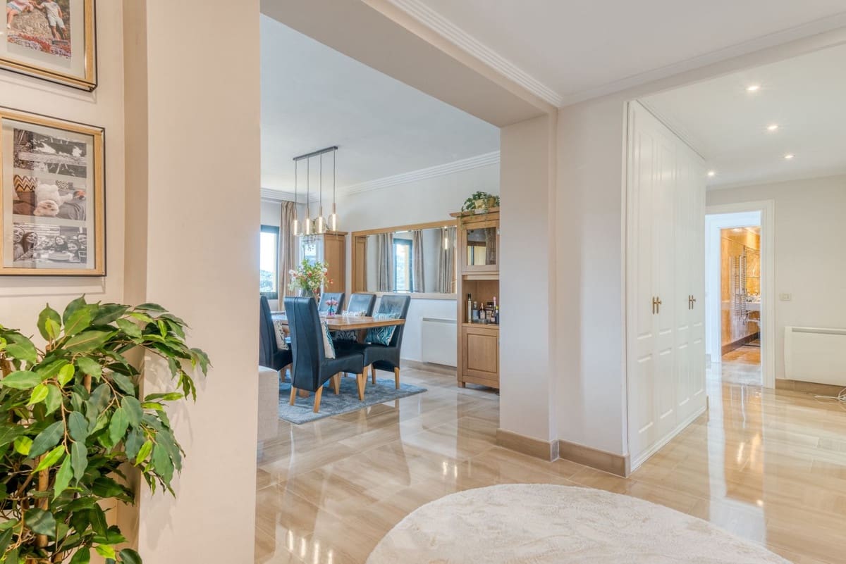 2 soverom Leilighet til salgs i Sotogrande med svømmebasseng garasje - € 449 000 (Ref: 9516556)