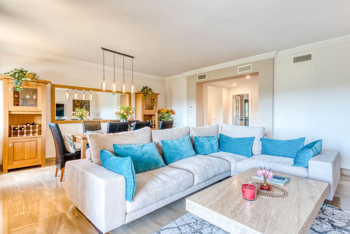 2 soverom Leilighet til salgs i Sotogrande med svømmebasseng garasje - € 449 000 (Ref: 9516556)