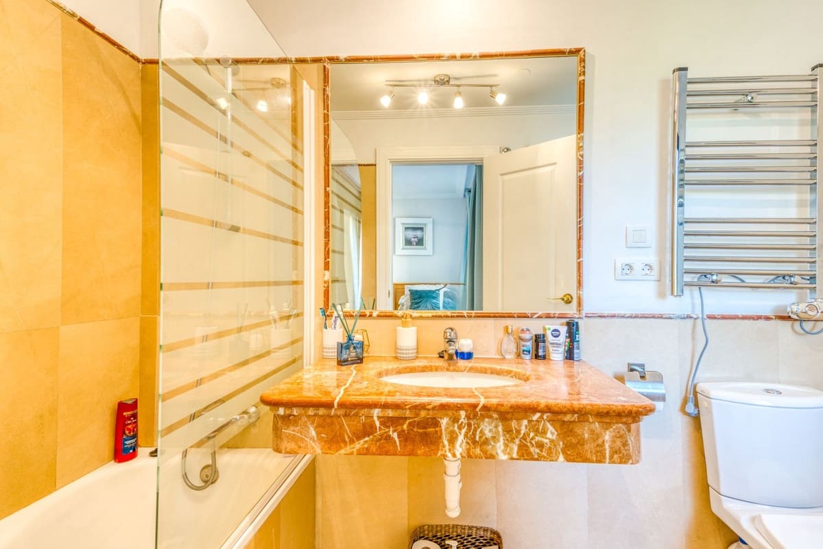 2 soverom Leilighet til salgs i Sotogrande med svømmebasseng garasje - € 449 000 (Ref: 9516556)