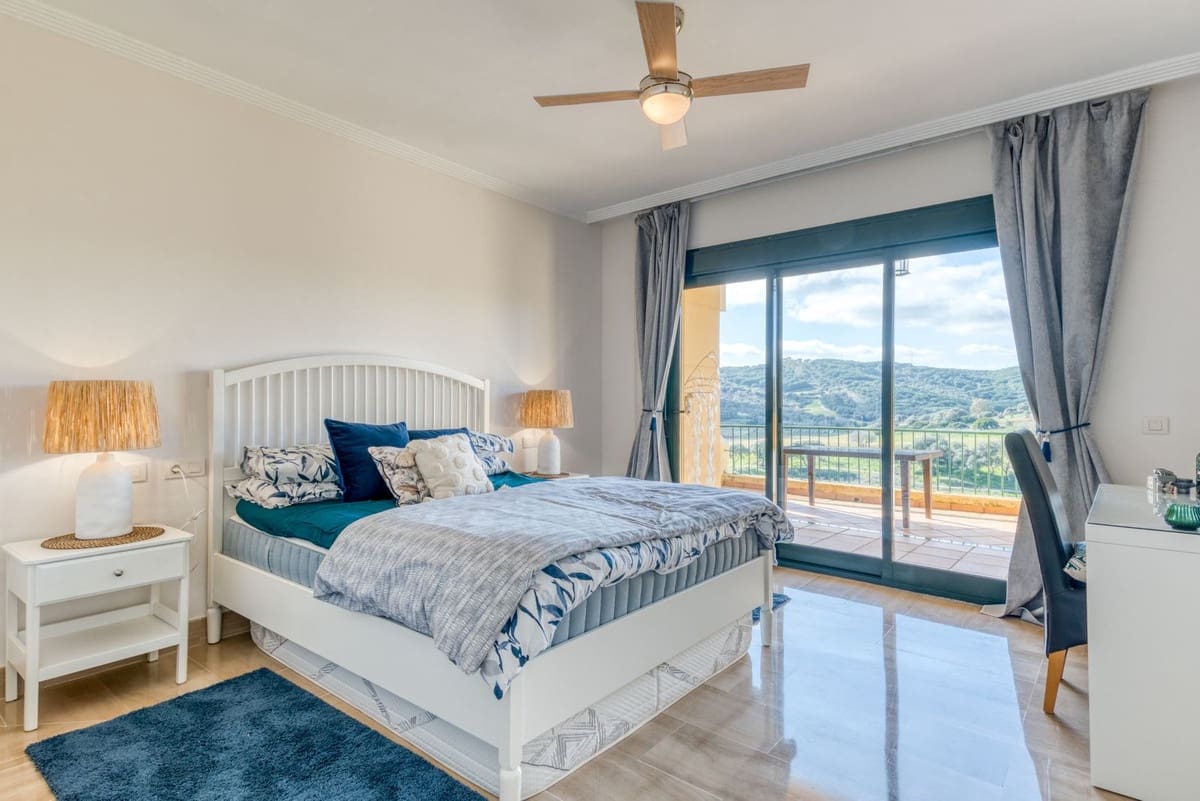 2 soverom Leilighet til salgs i Sotogrande med svømmebasseng garasje - € 449 000 (Ref: 9516556)