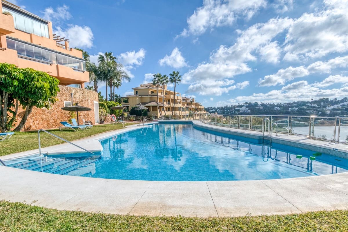 2 soverom Leilighet til salgs i Sotogrande med svømmebasseng garasje - € 449 000 (Ref: 9516556)