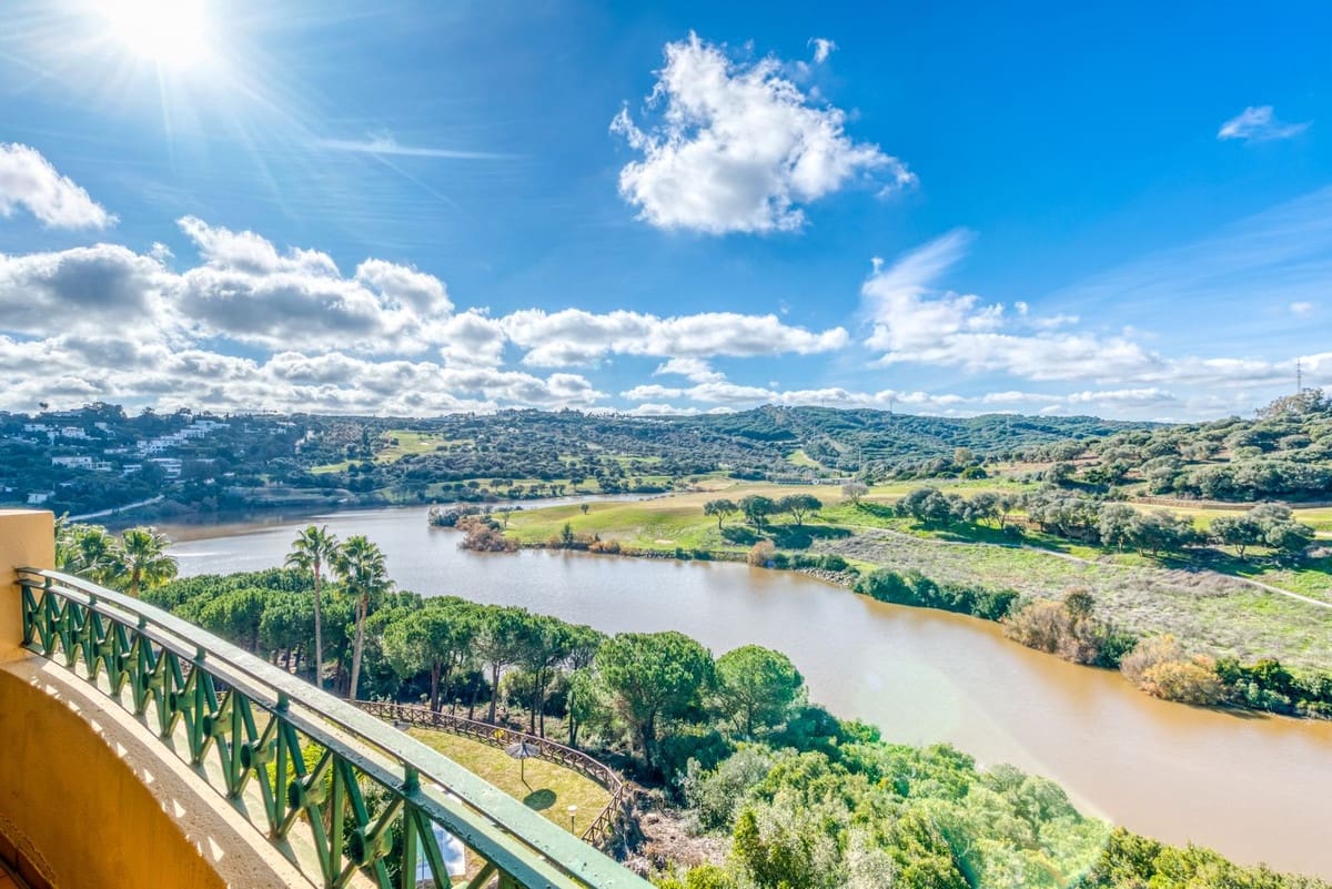 2 soverom Leilighet til salgs i Sotogrande med svømmebasseng garasje - € 449 000 (Ref: 9516556)