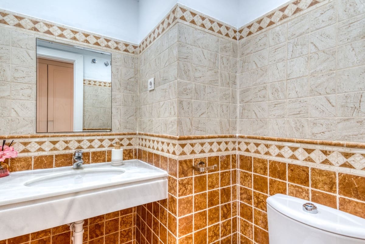 2 soverom Leilighet til salgs i Sotogrande med svømmebasseng garasje - € 449 000 (Ref: 9516556)