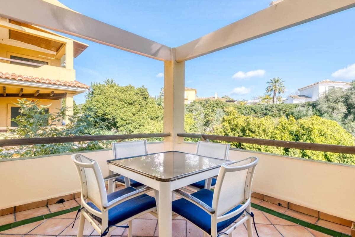 2 soverom Leilighet til salgs i Sotogrande med svømmebasseng garasje - € 449 000 (Ref: 9516556)