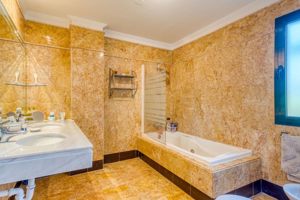 2 soverom Leilighet til salgs i Sotogrande med svømmebasseng garasje - € 449 000 (Ref: 9516556)