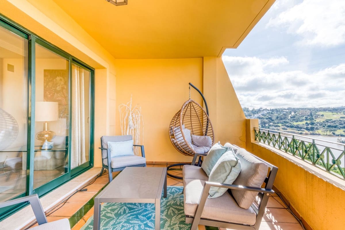 2 soverom Leilighet til salgs i Sotogrande med svømmebasseng garasje - € 449 000 (Ref: 9516556)