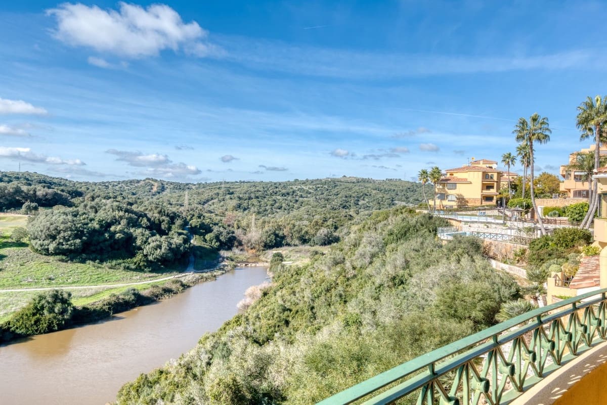 2 soverom Leilighet til salgs i Sotogrande med svømmebasseng garasje - € 449 000 (Ref: 9516556)