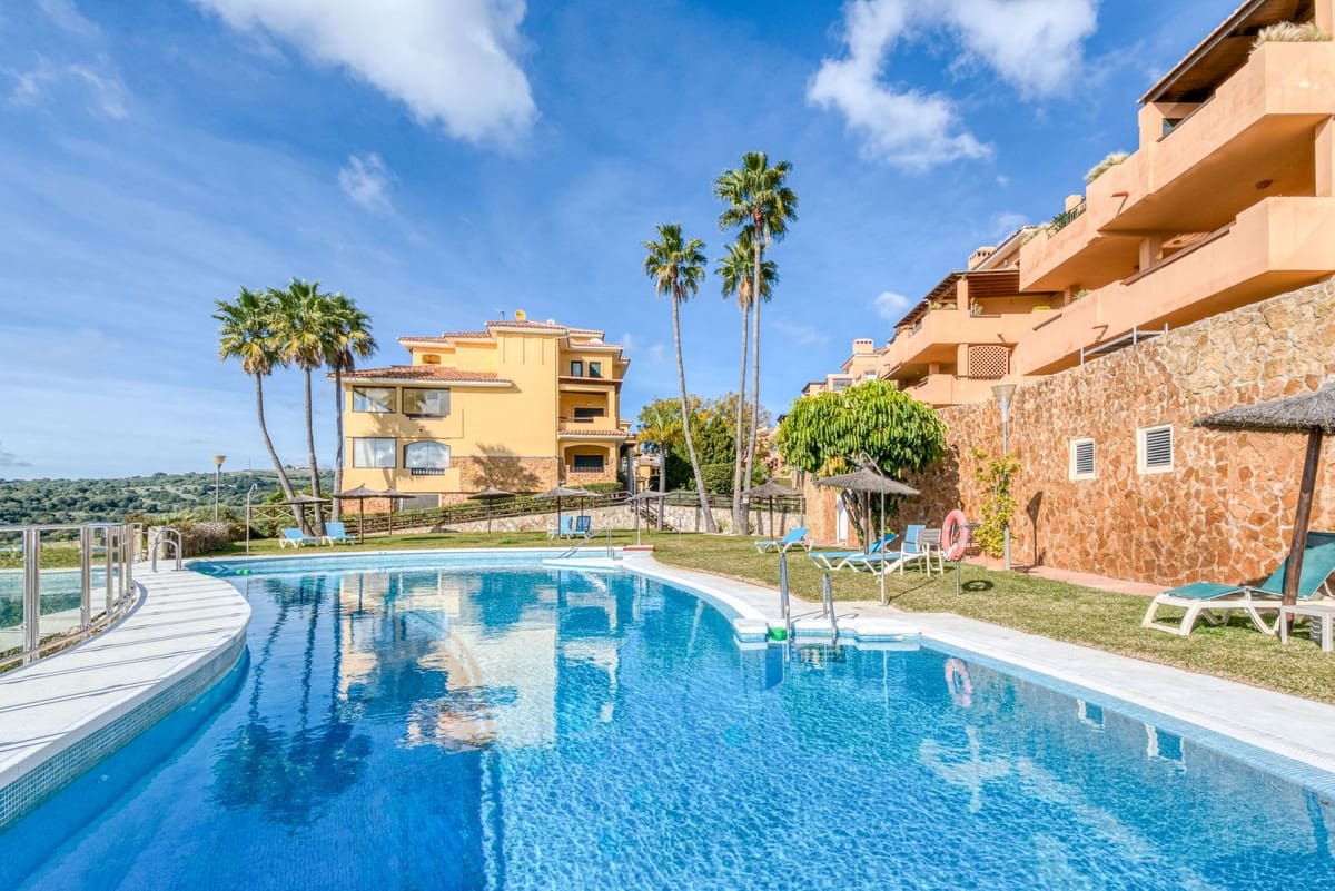 2 soverom Leilighet til salgs i Sotogrande med svømmebasseng garasje - € 449 000 (Ref: 9516556)