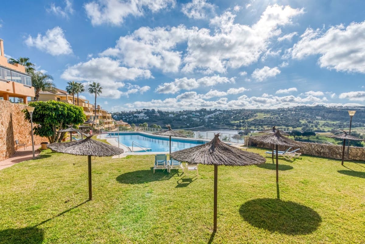 2 soverom Leilighet til salgs i Sotogrande med svømmebasseng garasje - € 449 000 (Ref: 9516556)