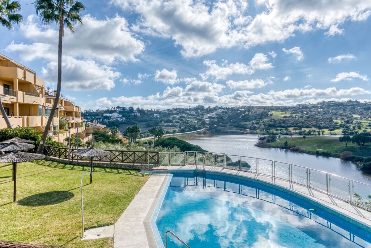 2 soverom Leilighet til salgs i Sotogrande med svømmebasseng garasje - € 449 000 (Ref: 9516556)