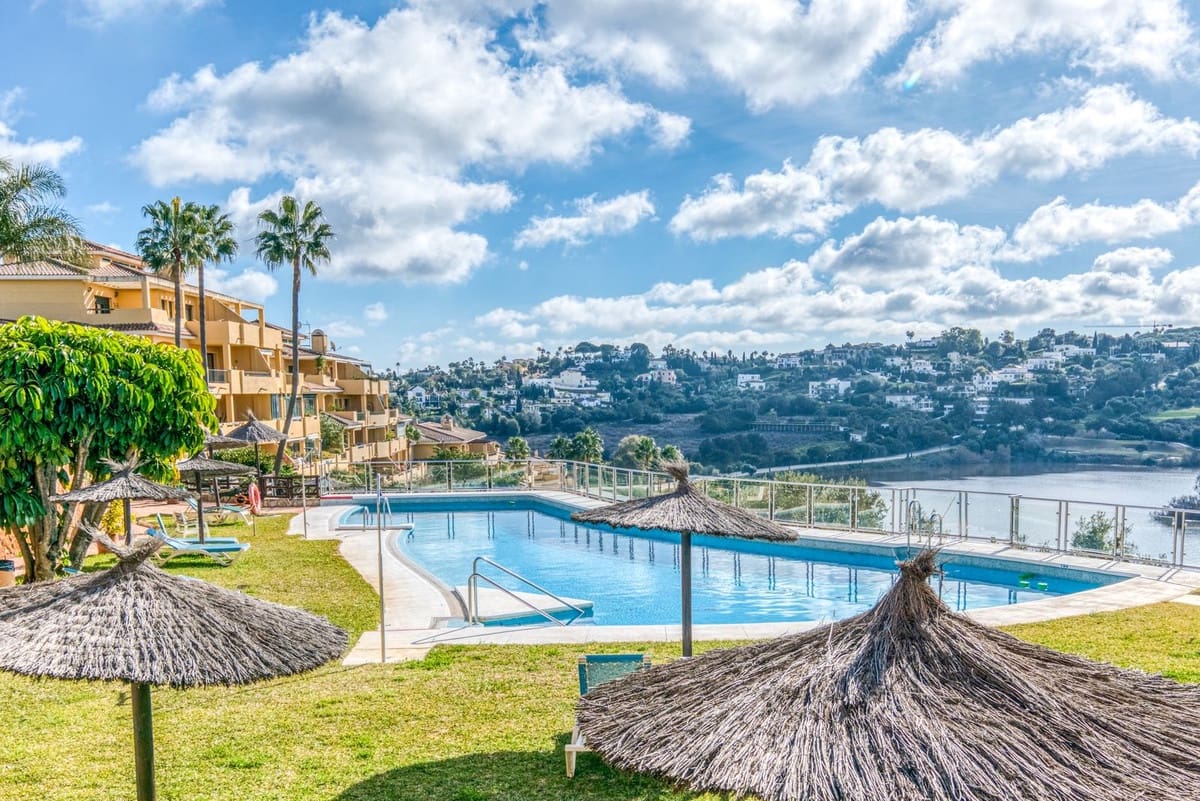 2 soverom Leilighet til salgs i Sotogrande med svømmebasseng garasje - € 449 000 (Ref: 9516556)