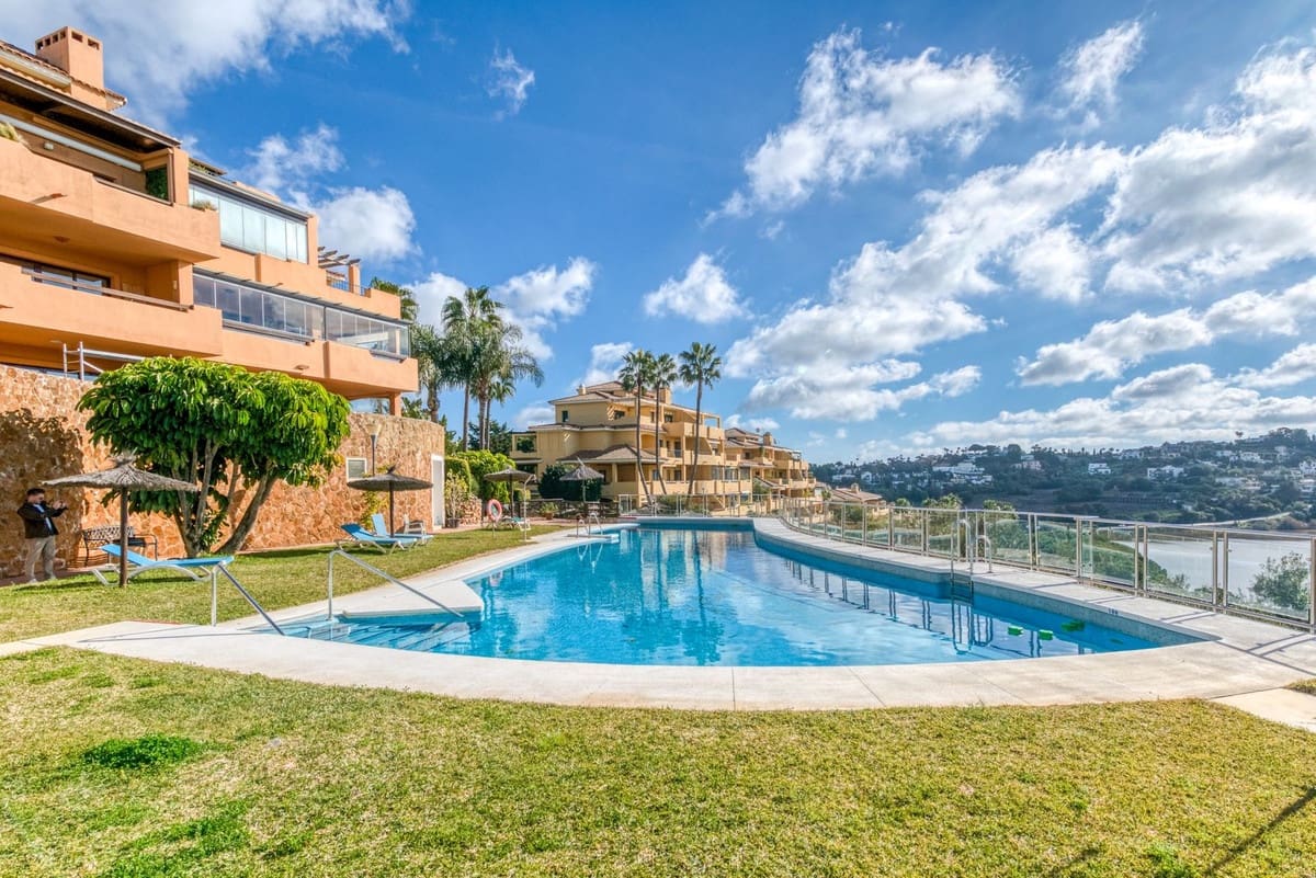 2 soverom Leilighet til salgs i Sotogrande med svømmebasseng garasje - € 449 000 (Ref: 9516556)