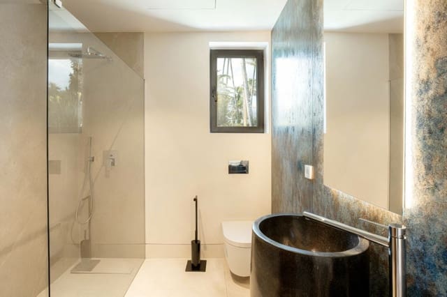 4 makuuhuone Huvila myytävänä paikassa Estepona mukana uima-altaan 
autotalli - 3 850 000 € (Ref: 9517923)