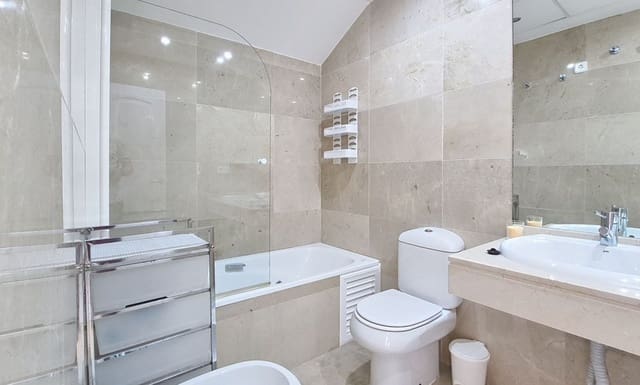 3 bedroom Apartment for sale in La Duquesa / Puerto de la Duquesa, Manilva with pool garage - € 395,000 (Ref: 9517924)