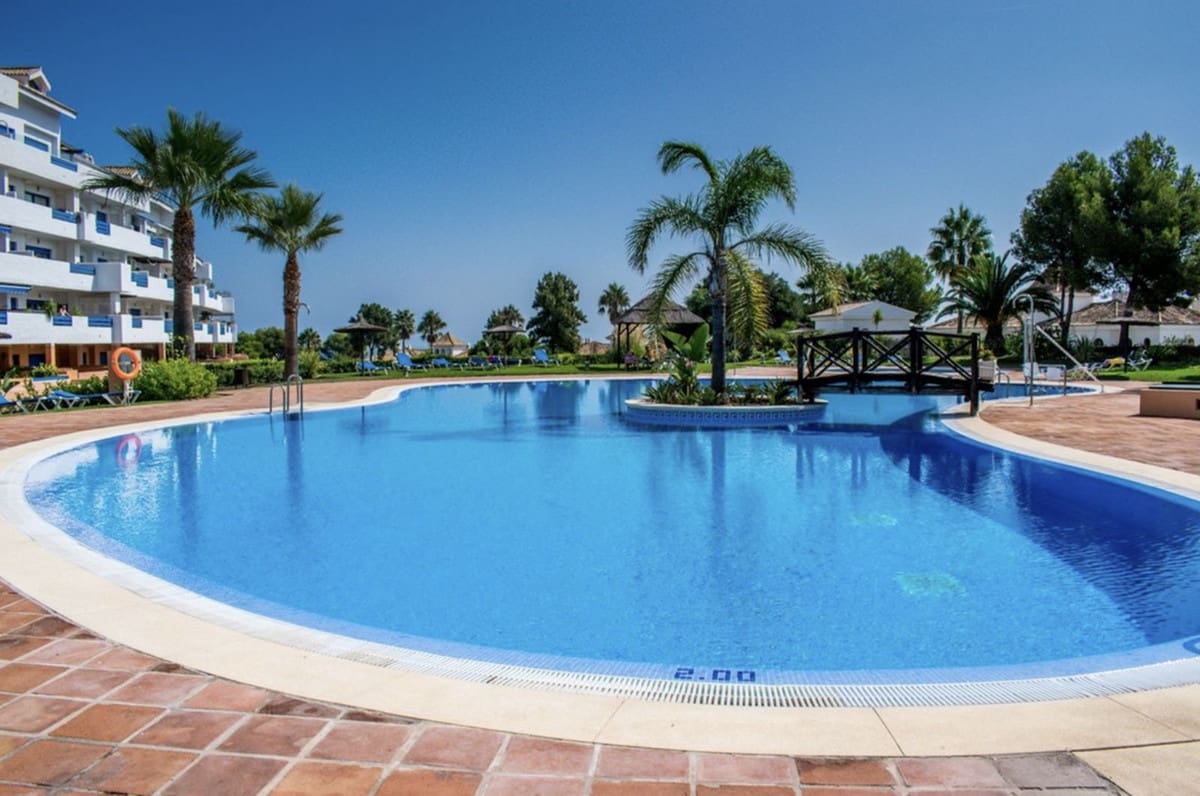 3 makuuhuone Huoneisto myytävänä paikassa La Duquesa / Puerto de la Duquesa mukana uima-altaan 
autotalli - 395 000 € (Ref: 9517924)