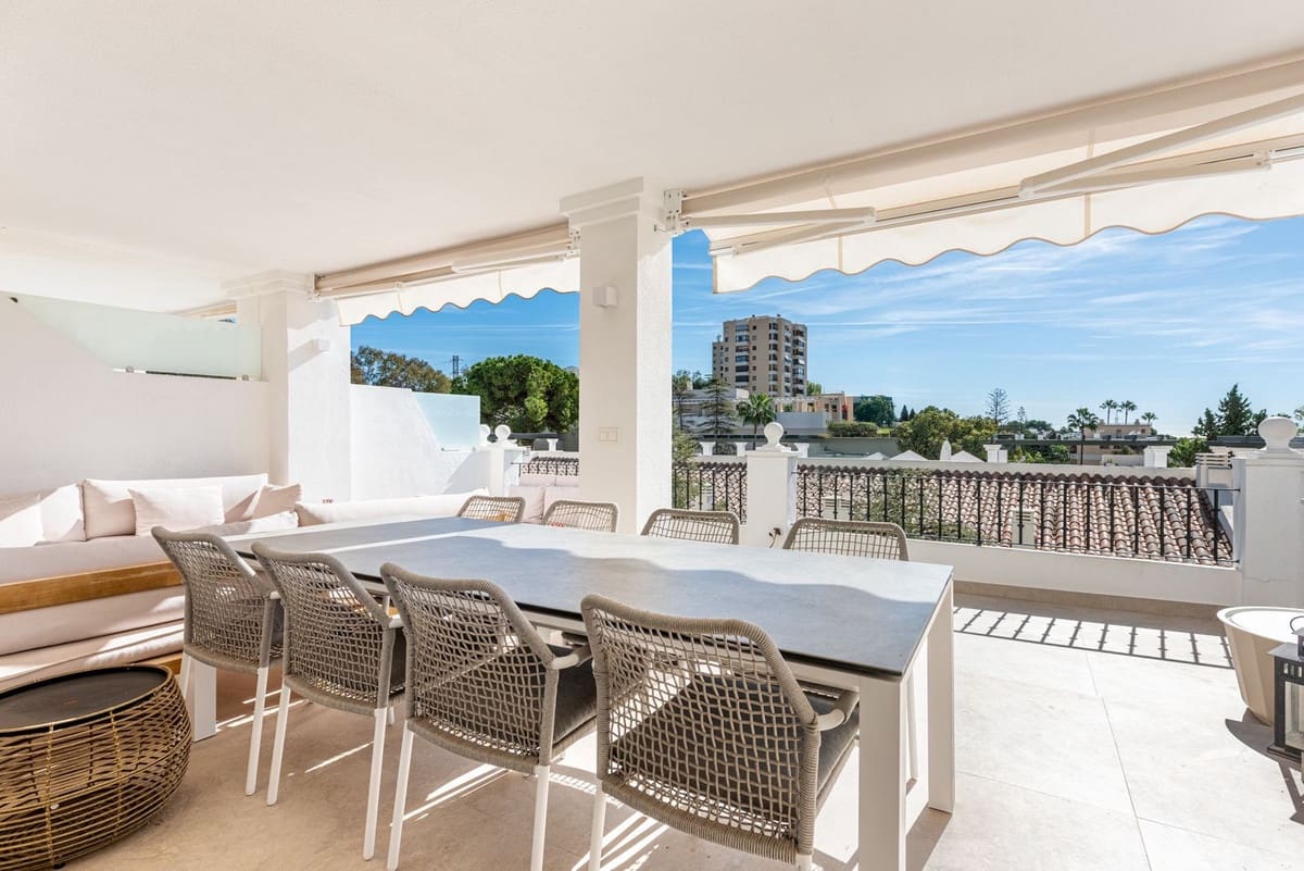 4 bedroom Semi-detached Villa for sale in Nueva Andalucia with pool garage - € 1,395,000 (Ref: 9521888)