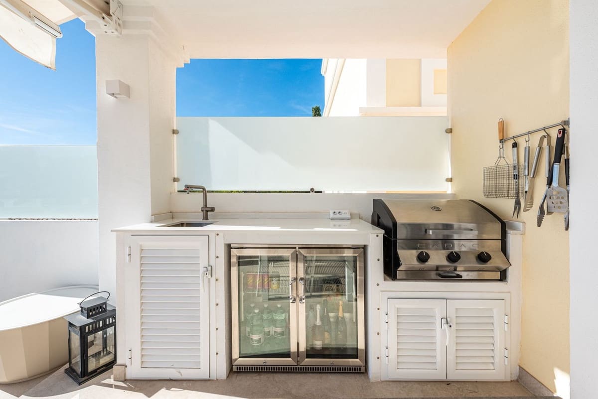 4 bedroom Semi-detached Villa for sale in Nueva Andalucia with pool garage - € 1,395,000 (Ref: 9521888)