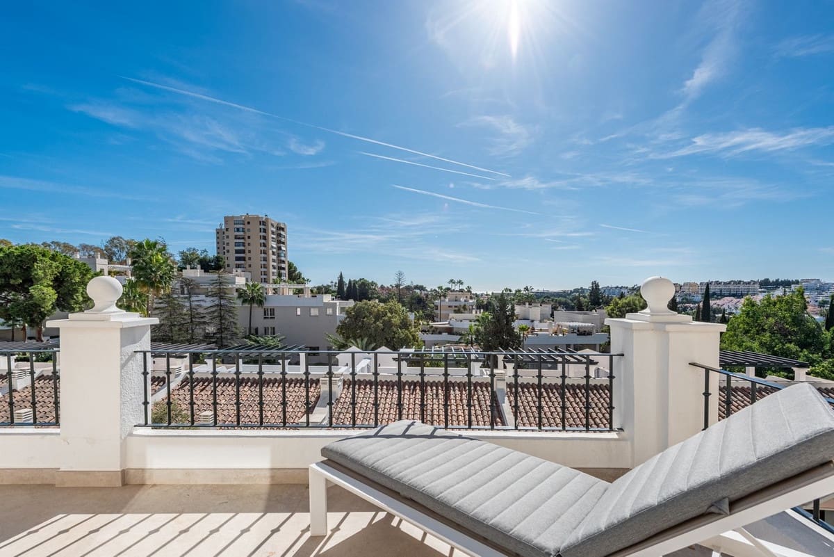 4 bedroom Semi-detached Villa for sale in Nueva Andalucia with pool garage - € 1,395,000 (Ref: 9521888)