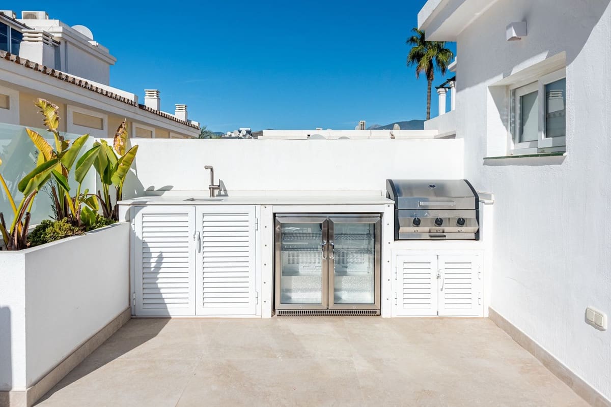 4 bedroom Semi-detached Villa for sale in Nueva Andalucia with pool garage - € 1,395,000 (Ref: 9521888)