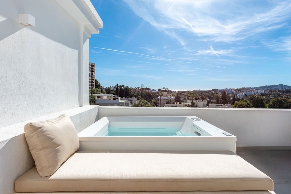 4 bedroom Semi-detached Villa for sale in Nueva Andalucia with pool garage - € 1,395,000 (Ref: 9521888)