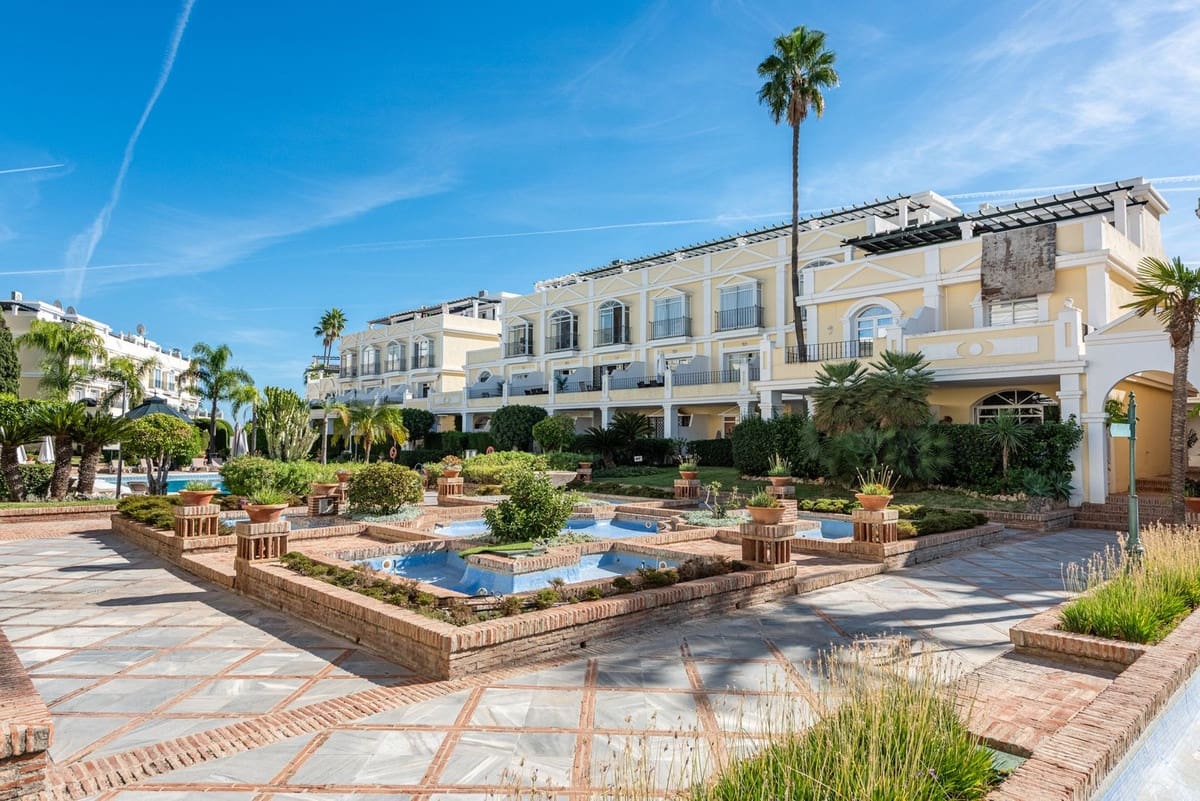 4 bedroom Semi-detached Villa for sale in Nueva Andalucia with pool garage - € 1,395,000 (Ref: 9521888)