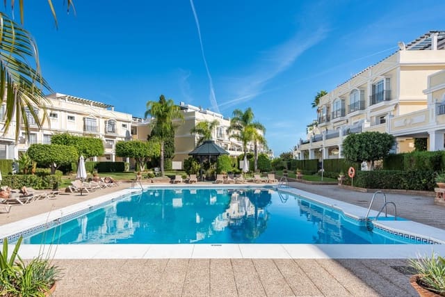 4 soveværelse Semi-Rækkehus til salg i Nueva Andalucia, Marbella med swimmingpool garage - € 1.395.000 (Ref: 9521888)