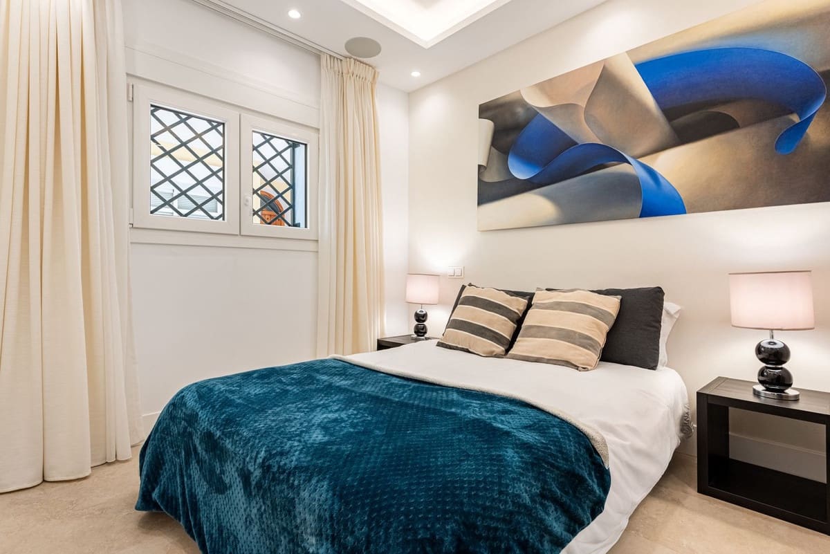 4 makuuhuone Paritalo myytävänä paikassa Nueva Andalucia mukana uima-altaan 
autotalli - 1 395 000 € (Ref: 9521888)