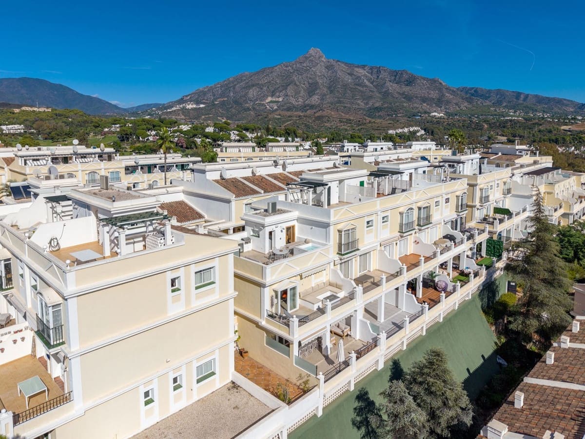 4 makuuhuone Paritalo myytävänä paikassa Nueva Andalucia mukana uima-altaan 
autotalli - 1 395 000 € (Ref: 9521888)