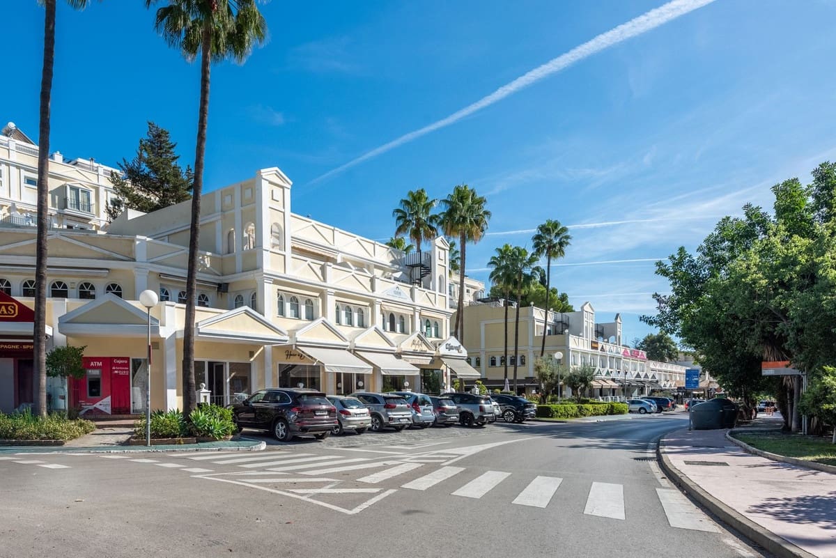 4 makuuhuone Paritalo myytävänä paikassa Nueva Andalucia mukana uima-altaan 
autotalli - 1 395 000 € (Ref: 9521888)