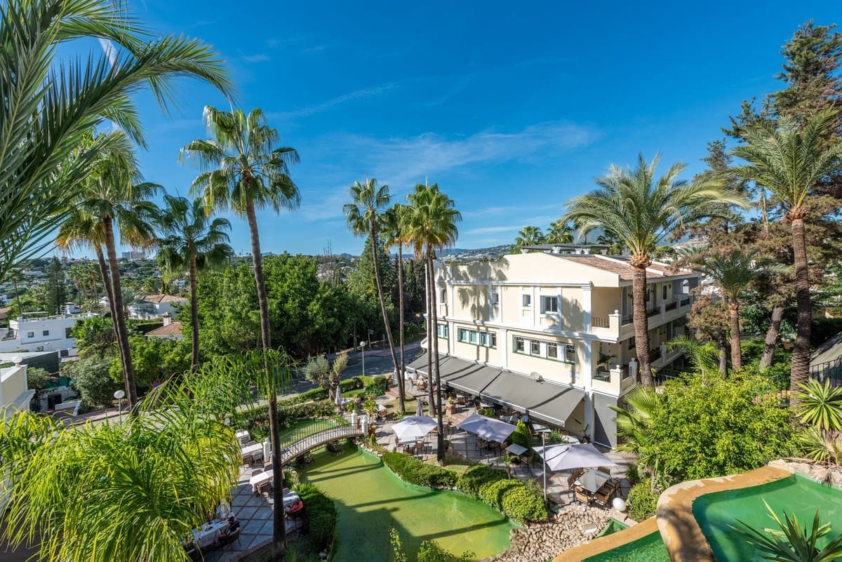 4 makuuhuone Paritalo myytävänä paikassa Nueva Andalucia mukana uima-altaan 
autotalli - 1 395 000 € (Ref: 9521888)