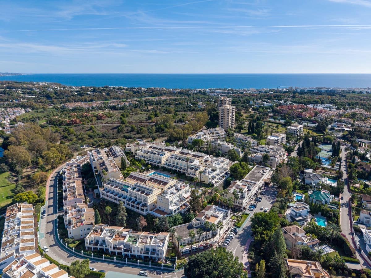 4 makuuhuone Paritalo myytävänä paikassa Nueva Andalucia mukana uima-altaan 
autotalli - 1 395 000 € (Ref: 9521888)