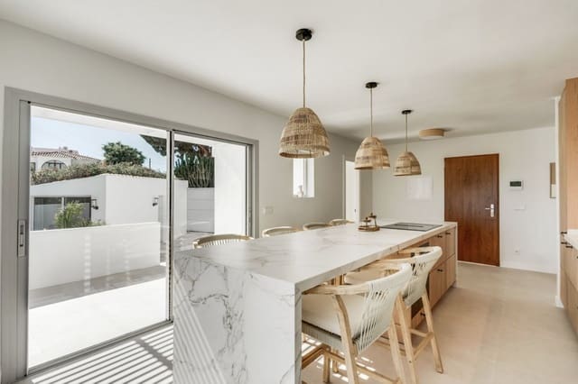 4 slaapkamer Villa te koop in Marbella met zwembad garage - € 1.795.000 (Ref: 9521889)