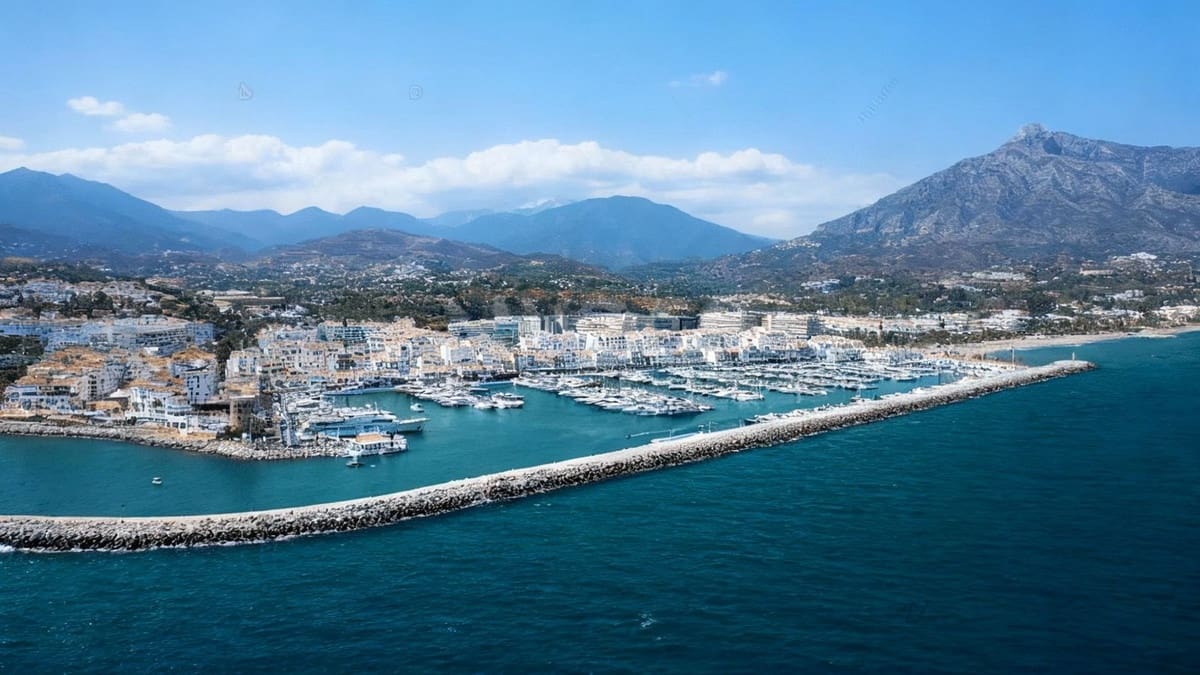 4 bedroom Villa for sale in Nueva Andalucia with pool garage - € 3,980,000 (Ref: 9523444)