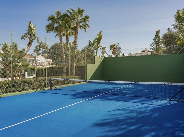 Casa de 4 habitaciones en San Pedro de Alcantara, Marbella en venta con piscina garaje - 1.595.000 € (Ref: 9525695)