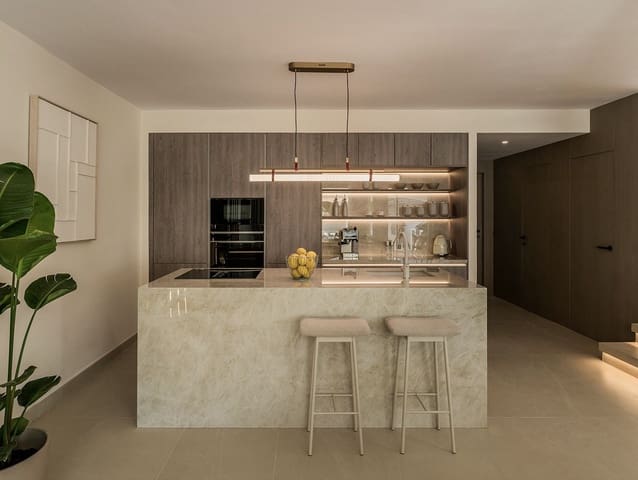 4 chambre Maison de Ville à vendre à San Pedro de Alcantara, Marbella avec piscine garage - 1 595 000 € (Ref: 9525695)