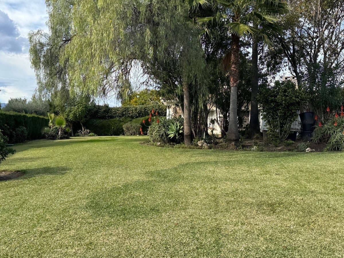 3 soveværelse Villa til salg i El Paraiso med garage - € 1.375.000 (Ref: 9528922)