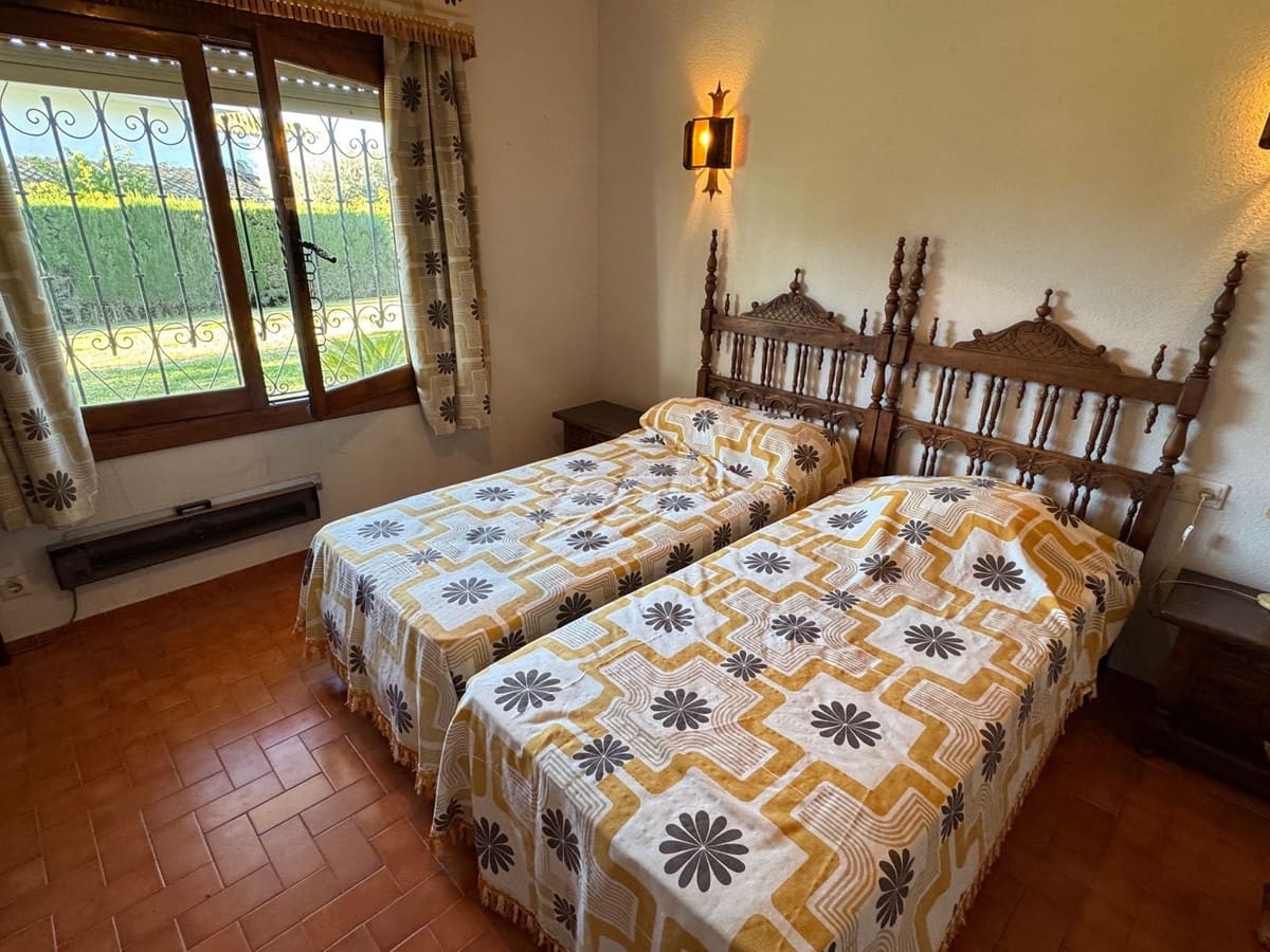 3 bedroom Villa for sale in El Paraiso with garage - € 1,375,000 (Ref: 9528922)