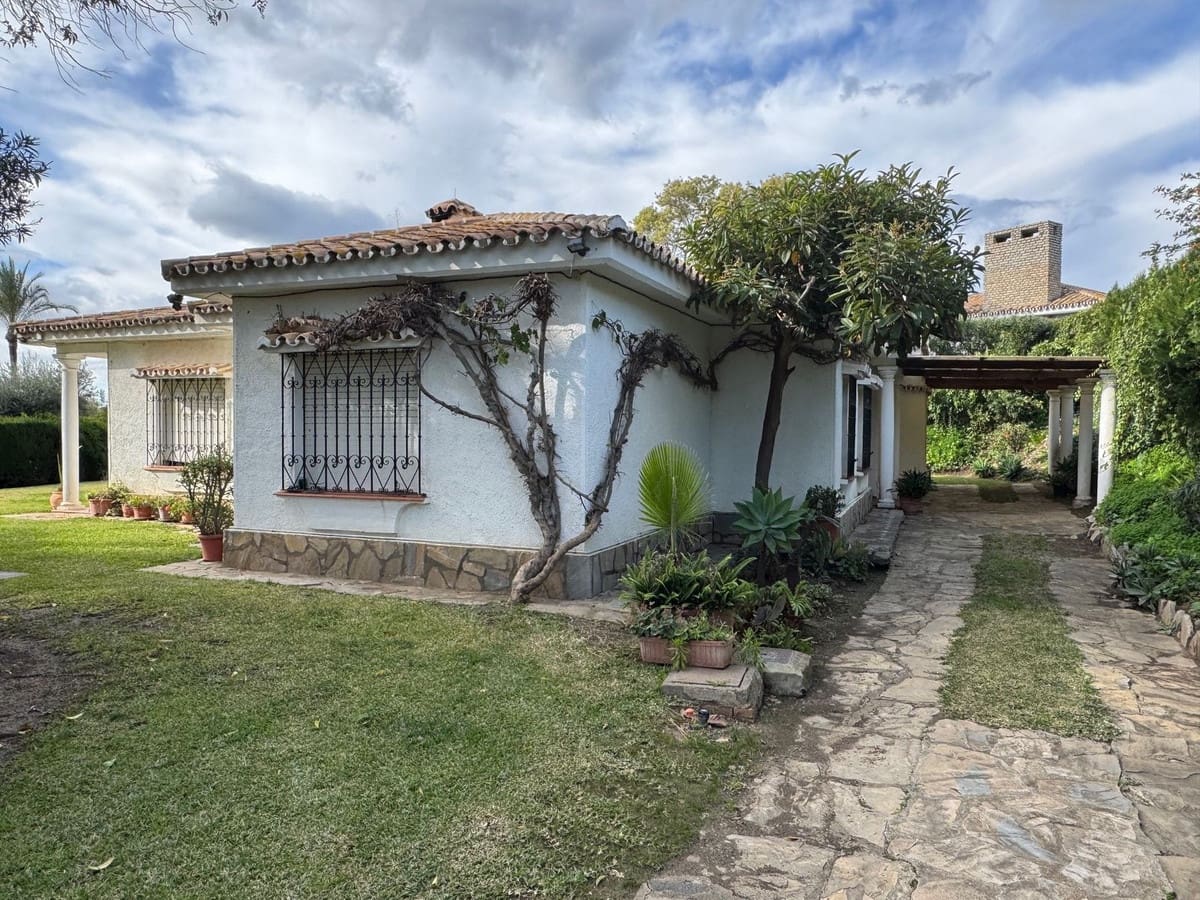3 bedroom Villa for sale in El Paraiso with garage - € 1,375,000 (Ref: 9528922)