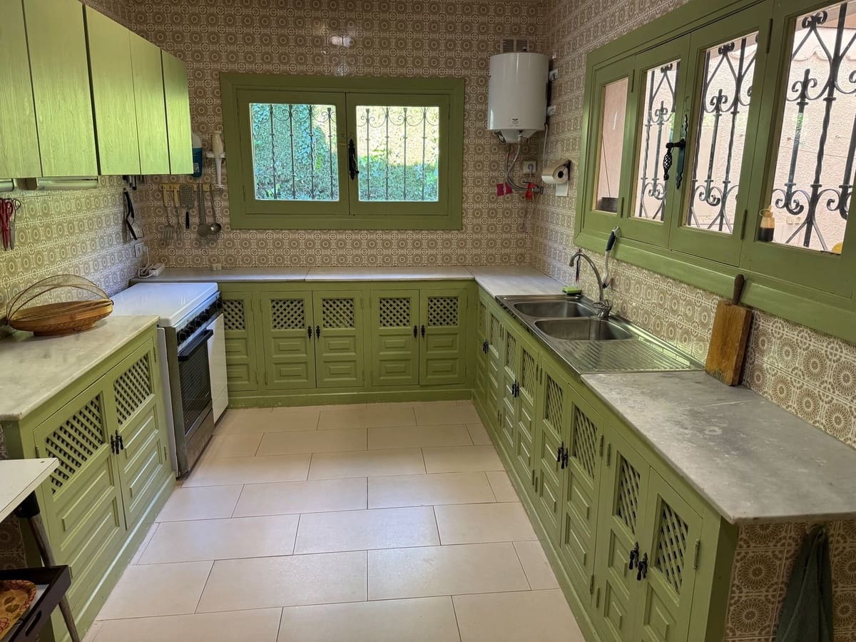 3 bedroom Villa for sale in El Paraiso with garage - € 1,375,000 (Ref: 9528922)