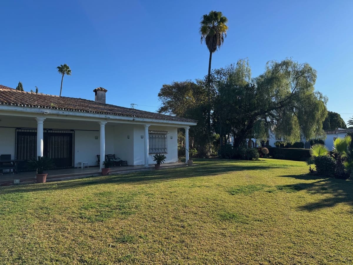 3 bedroom Villa for sale in El Paraiso with garage - € 1,375,000 (Ref: 9528922)